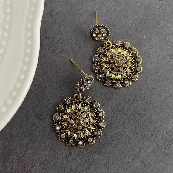 Women’s Arabic Vintage Gold Floral Earrings diamond - Picture 2 of 5